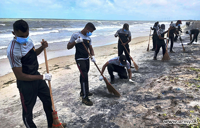 4 බලඇණිය විජයබාහු පාබල රෙජිමේන්තුවේ භටපිරිස් මන්නාරම ප්‍රදේශයේ වෙරළ තීරයන් පිරිසිදු කරයි