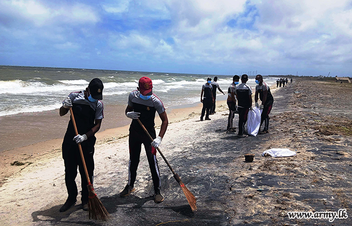 4 බලඇණිය විජයබාහු පාබල රෙජිමේන්තුවේ භටපිරිස් මන්නාරම ප්‍රදේශයේ වෙරළ තීරයන් පිරිසිදු කරයි