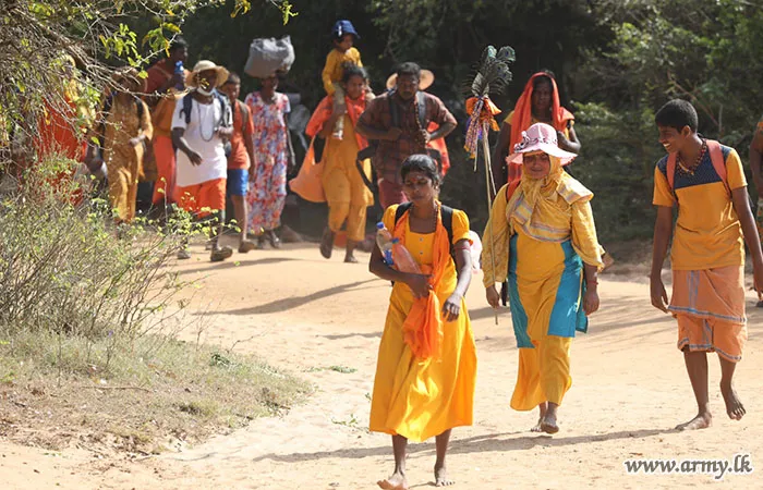 இலங்கை இராணுவம் வருடாந்த பாத யாத்திரையில் பக்தர்களுக்கு ஆதரவு