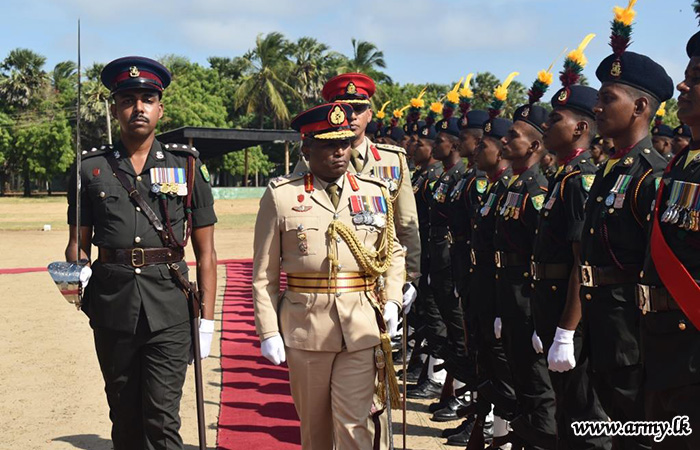 ධූරයෙන් නික්ම යන 54 පාබල සේනාංකයේ සේනාංකාධිපති වෙත එම සේනාංකයේ ගෞරවාචා