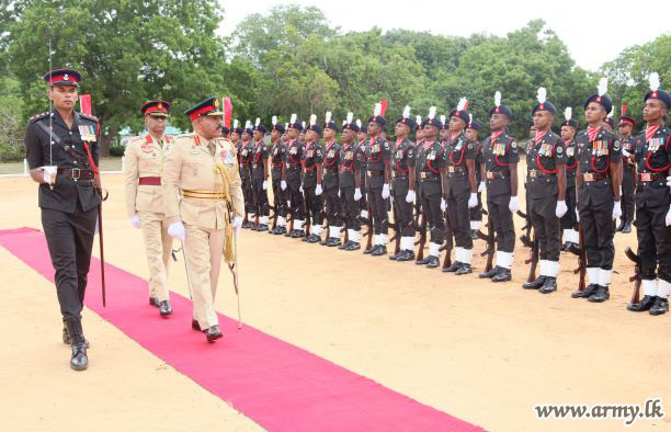 ධූරයෙන් නික්ම යන 58 පාබල සේනාංකයේ සේනාංකාධිපති වෙත එම සේනාංකයේ ගෞරවාචා