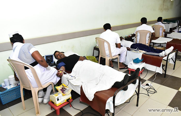 රුධිර පරිත්‍යාග වැඩසටහනක් සඳහා 12 පාබල සේනාංකයේ භටපිරිස්හි දායකත්වය
