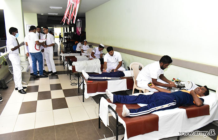 රුධිර පරිත්‍යාග වැඩසටහනක් සඳහා 12 පාබල සේනාංකයේ භටපිරිස්හි දායකත්වය