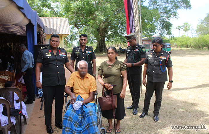 2 වන යාන්ත්‍රිත පාබළ රෙජිමේන්තුවේ මූලිකත්වයෙන් පාසල් උපකරණ පරිත්‍යාග වැඩසටහනක්