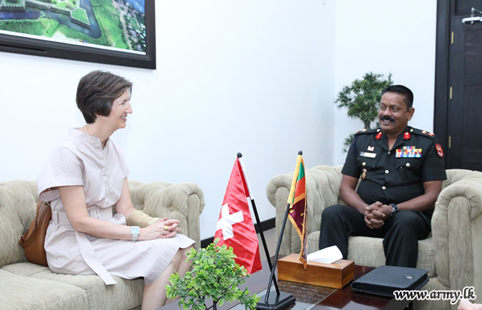 ශ්‍රී ලංකාවේ සහ මාලදිවයිනේ ස්විට්සර්ලන්ත තානාපතිනි, ආරක්‍ෂක සේනා මූලස්