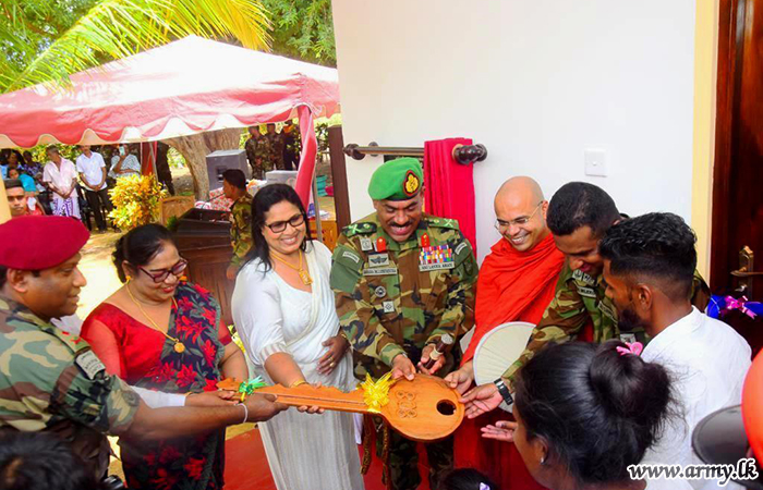 குறைந்த வருமானம் பெறும் குடும்பத்திற்கு இராணுவத்தினரால் புதிய வீடு