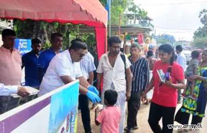 51 வது காலாட் படைப்பிரிவின் படையினரால் நல்லூரில் பால் தேநீர் வழங்கல்