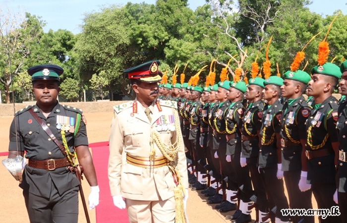 ධූරයෙන් නික්ම යන 12 පාබල සේනාංකයේ සේනාංකාධිපති වෙත එම සේනාංකයේ ගෞරවාචා