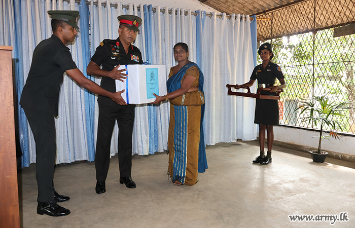 இராணுவத்தினரால் கொஸ்குலன ஆரம்ப பாடசாலைக்கு புத்தகங்கள் நன்கொடை
