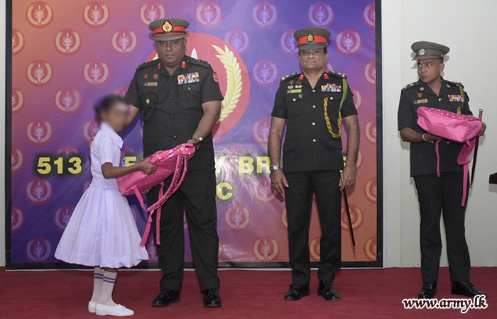 யாழ்ப்பாணத்தில் எளிய பிள்ளைகளுக்கு இராணுவத்தினால் பாடசாலை பொருட்கள் வி