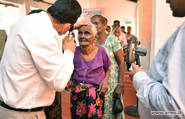 வன்னி பாதுகாப்பு படையினரால் சிறப்பு கண் மருத்துவ முகாம்