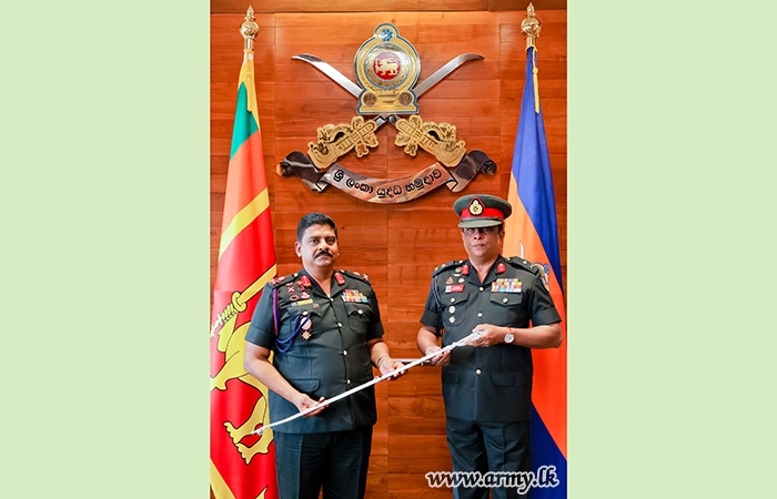 புதிதாக நிலை உயர்வு பெற்ற மேஜர் ஜெனரலுக்கு அதிகார சின்னம்