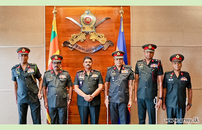 76 வது இராணுவ தினத்தை முன்னிட்டு இராணுவத்தின் சிரேஷ்ட அதிகாரிகளுக்கு ந