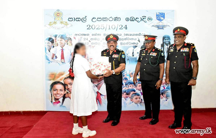 இராணுவத்தினரால் மாணவர்களுக்கு பாடசாலை உதவிபொருட்கள் வழங்கல்