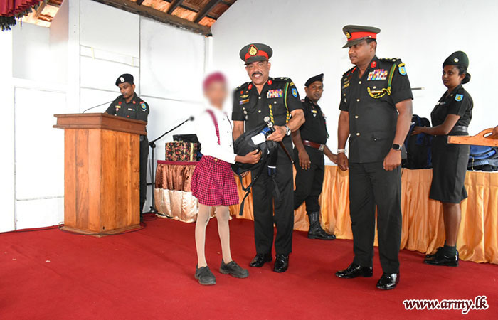 இராணுவத்தினரால் பாடசாலை மாணவர்களுக்கு மடிக்கணினிகள் மற்றும் எழுதுபொருட