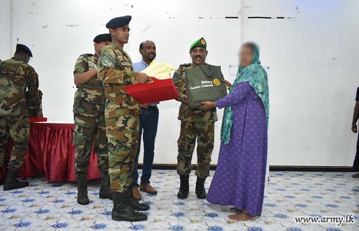 கிழக்கு பாதுகாப்பு படைத் தலைமையக படையினரால் குறைந்த வருமானமுடைய 100 கு