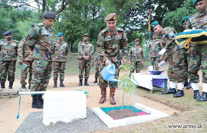 Commandant of SLAVF Visits 2 SLRC