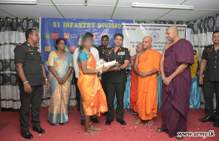 இராணுவத்தினரால் பாடசாலை உபகரணங்கள் நன்கொடை