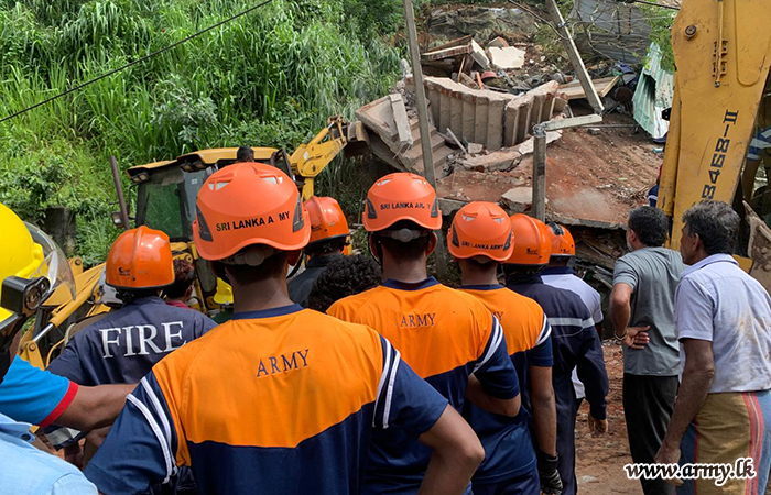 மாவனெல்லையில் ஏற்பட்ட நிலச்சரிவு மீட்பு நடவடிக்கையில் இராணுவத்தினர் உத