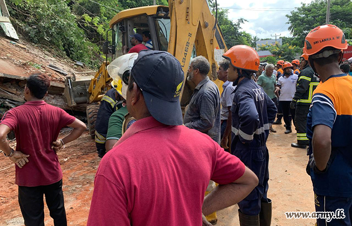 Army Troops Assist in Landslide Rescue Operation in Mawanella