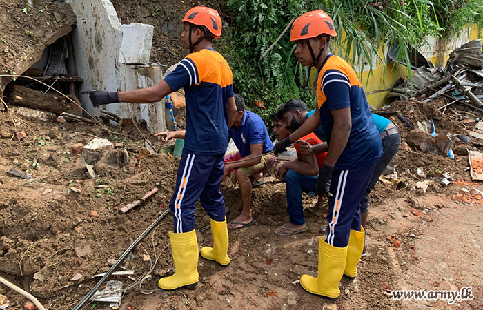 Army Troops Assist in Landslide Rescue Operation in Mawanella