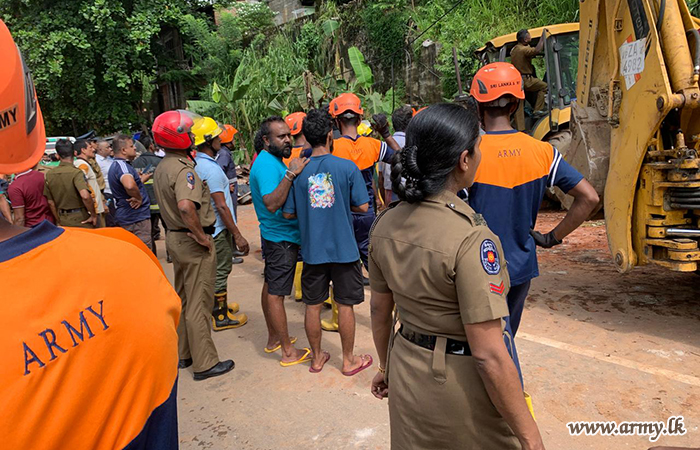 Army Troops Assist in Landslide Rescue Operation in Mawanella