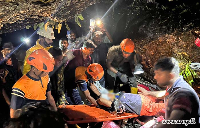 Army Troops Assist in Road Accident in Thalagolla