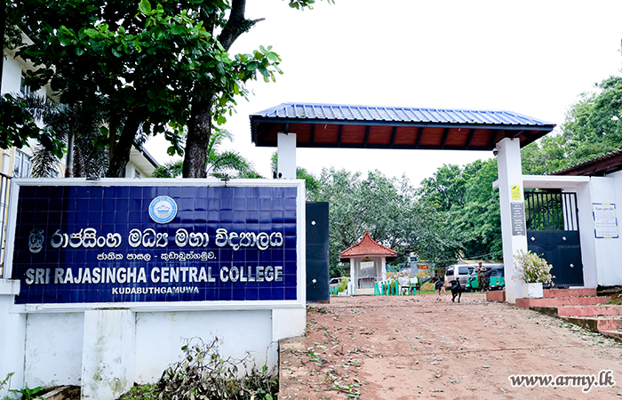 Commander of the Army Visits Emergency Safety Centre at Rajasinghe College, Wellampitiya