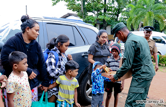Commander of the Army Visits Emergency Safety Centre at Rajasinghe College, Wellampitiya