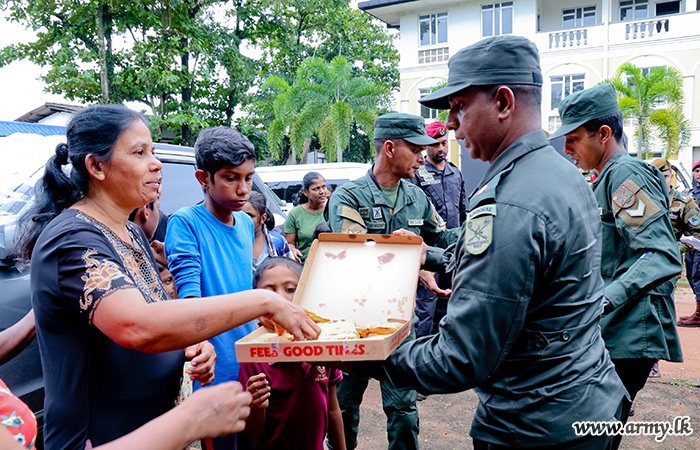 Commander of the Army Visits Emergency Safety Centre at Rajasinghe College, Wellampitiya