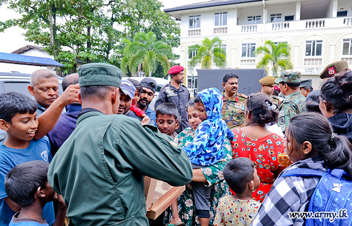 Commander of the Army Visits Emergency Safety Centre at Rajasinghe College, Wellampitiya