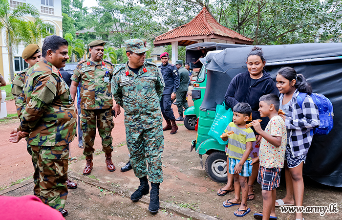 Commander of the Army Visits Emergency Safety Centre at Rajasinghe Col