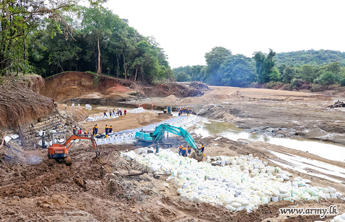Army Chief Visits Mahiyanganaya to Assess Flood and Landslide-Affected Areas