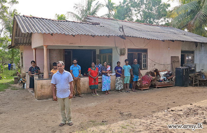 Commander of the Army Visits Chilaw to Review Disaster Relief Operations