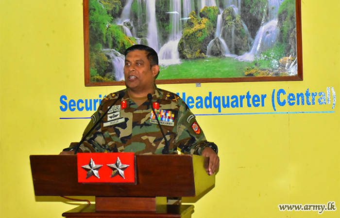 ආපදා සහන මෙහෙයුම්වල නියැලී සිටින යුද්ධ හමුදා සාමාජිකයන් ආරක්‍ෂක සේනා ආඥාපති - මධ්‍යමගේ පැසසුමට