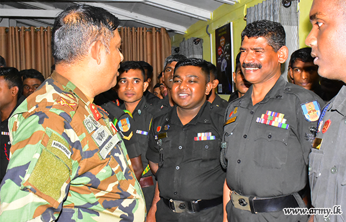 ආපදා සහන මෙහෙයුම්වල නියැලී සිටින යුද්ධ හමුදා සාමාජිකයන් ආරක්‍ෂක සේනා ආඥාපති - මධ්‍යමගේ පැසසුමට