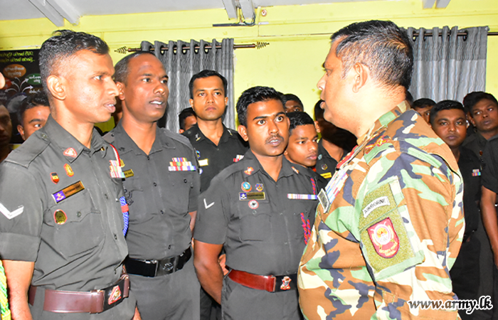 ආපදා සහන මෙහෙයුම්වල නියැලී සිටින යුද්ධ හමුදා සාමාජිකයන් ආරක්‍ෂක සේනා ආඥාපති - මධ්‍යමගේ පැසසුමට