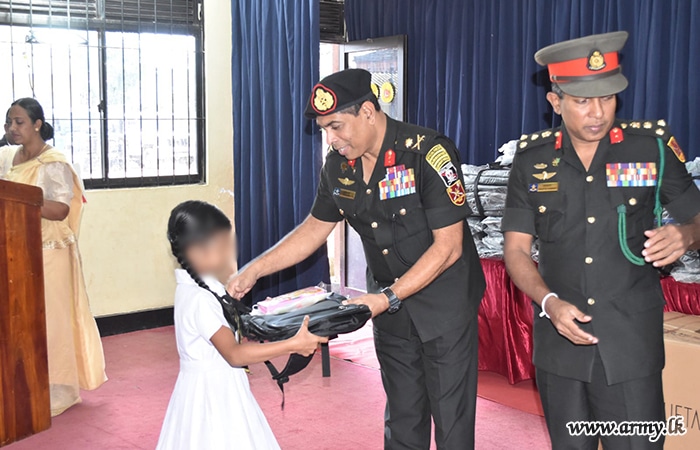 இராணுவத்தினரால் எழுதுபொருட்கள் விநியோகம்