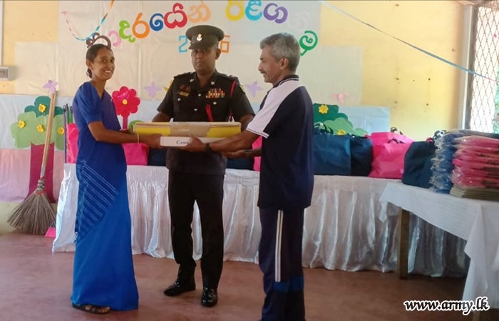 இராணுவத்தினரால் பாடசாலை உபகரணங்கள் நன்கொடை வழங்கும் நிகழ்வு