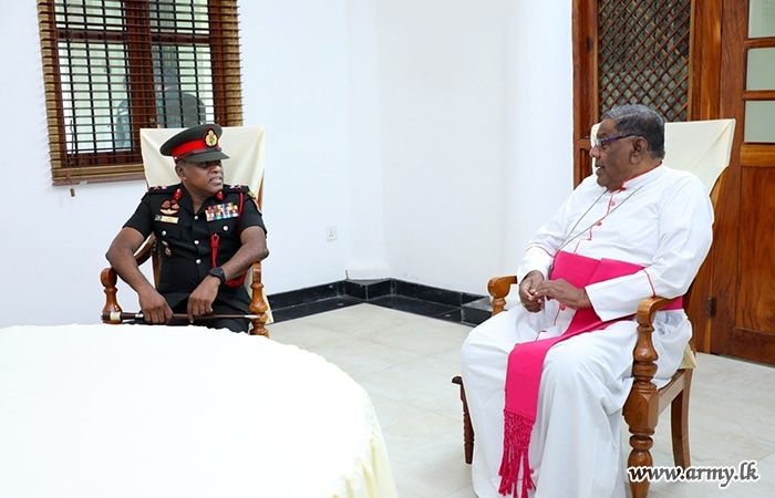 යාපනය ආරක්ෂක සේනා ආඥාපතිතුමන් යාපනය රදගුරුතුමන් බැහැදකියි