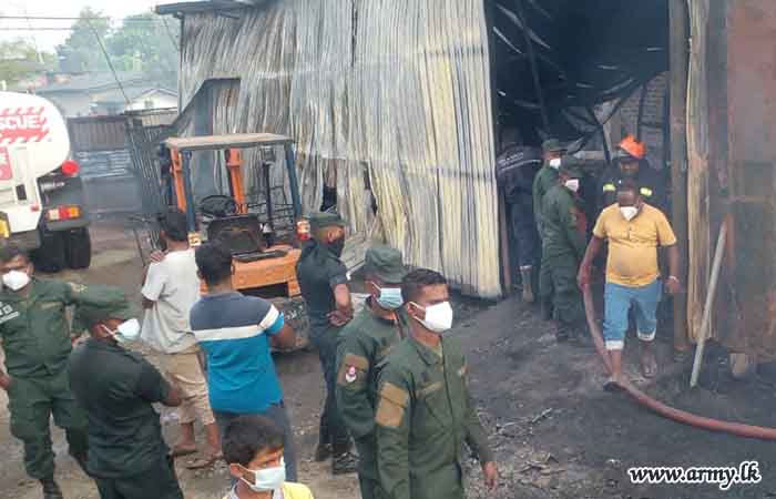 යුද්ධ හමුදා භටපිරිස් පරගහදෙනිය ප්‍රදේශයේ කර්මාන්ත ශාලාවක ඇති වූ ගින්නක