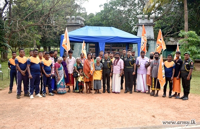மத யாத்திரையின் போது பக்தர்களுக்கு உதவிய படையினர்