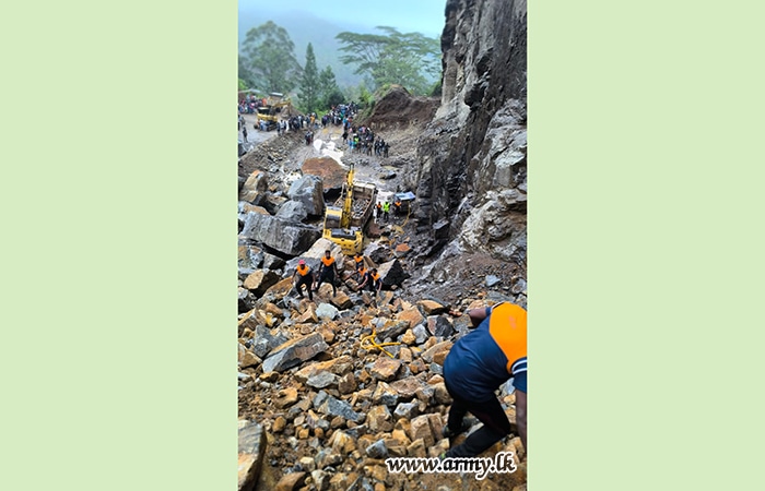 Army Troops Assist Recovery Operation at Liyangahawela Quarry