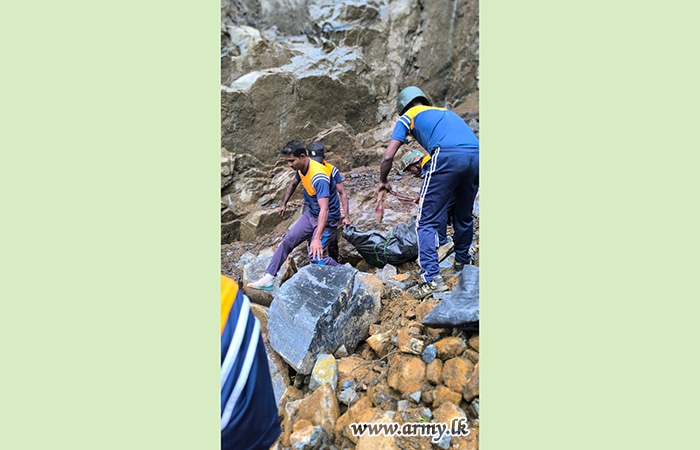 Army Troops Assist Recovery Operation at Liyangahawela Quarry