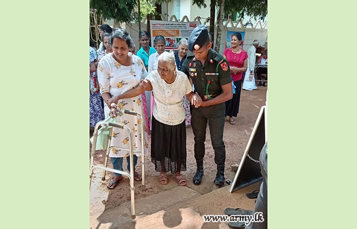 சுப்ரீம் கெயா ஜன சுவ யாத்ரா மருத்துவ முகாமிற்கு இராணுவ படையினர் உதவி
