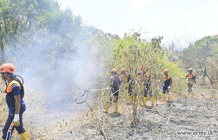 කෑගල්ල ප්‍රදේශයේ ඇති වූ ලැව් ගින්නක් මැඩපැවැත්වීමට යුද්ධ හමුදා භටපිරිස
