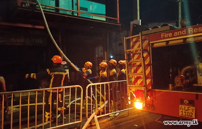 රත්නපුර පෞද්ගලික වෙළඳසැලක හටගත් ගින්නක් මැඩපැවැත්වීමට යුද්ධ හමුදාවේ සහ