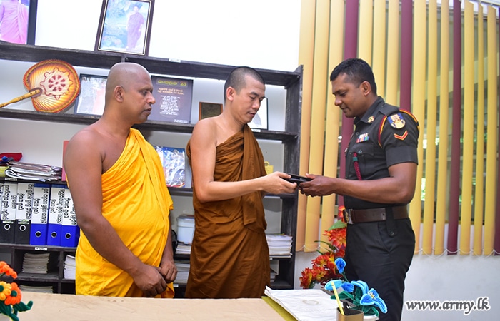 විදේශීය හිමිනමකගේ අස්ථානගත වූ මුදල් පසුම්බිය සොයා දී යුද්ධ හමුදා සෙබළෙ
