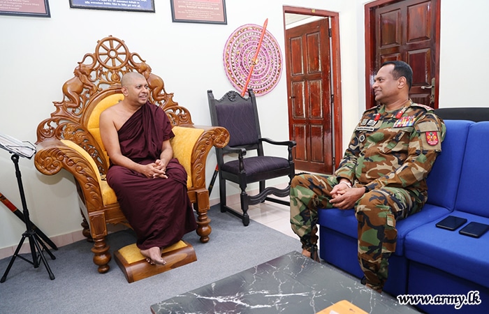 ආරක්ෂක සේනා ආඥාපති - යාපනය ශ්‍රී නාගවිහාර විහාරස්ථානය වැඳපුදා ගනී