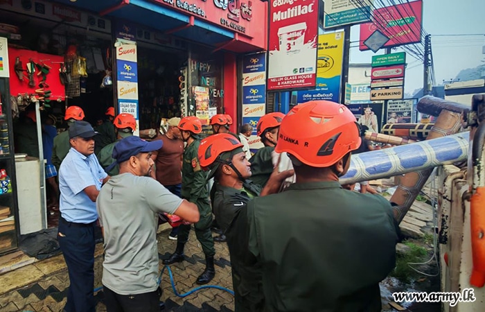 මැණික්හින්න වෙළඳසැලක හටගත් ගින්නක් මැඩපැවැත්වීමට යුද්ධ හමුදා භට පිරිස්